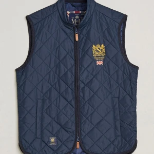 Morris Trenton Quilted Väst - Storlek XL men passar L. Passar nog M också beroende på hur lång man är. Nypris ligger på 2000kr men eftersom den är använd och skick 7/10 så rear jag ut denna för endast 800kr 🤝  Kan eventuellt vara öppen för byten, men helst swish eller köp nu.