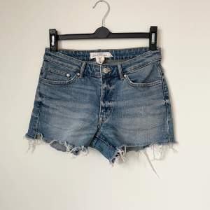 Märke: H&M L.O.G.G. Vad: Jeansshorts  Storlek: 36 Upplevd i storlek: Normal Färg: Jeansfärg Material: 99% bomull & 1% elastan Skick: Inget att anmärka på