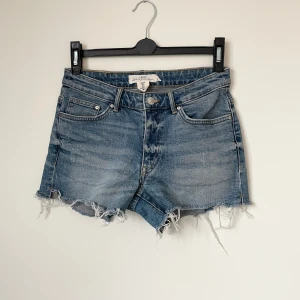 Jeansshorts  - Märke: H&M L.O.G.G. Vad: Jeansshorts  Storlek: 36 Upplevd i storlek: Normal Färg: Jeansfärg Material: 99% bomull & 1% elastan Skick: Inget att anmärka på