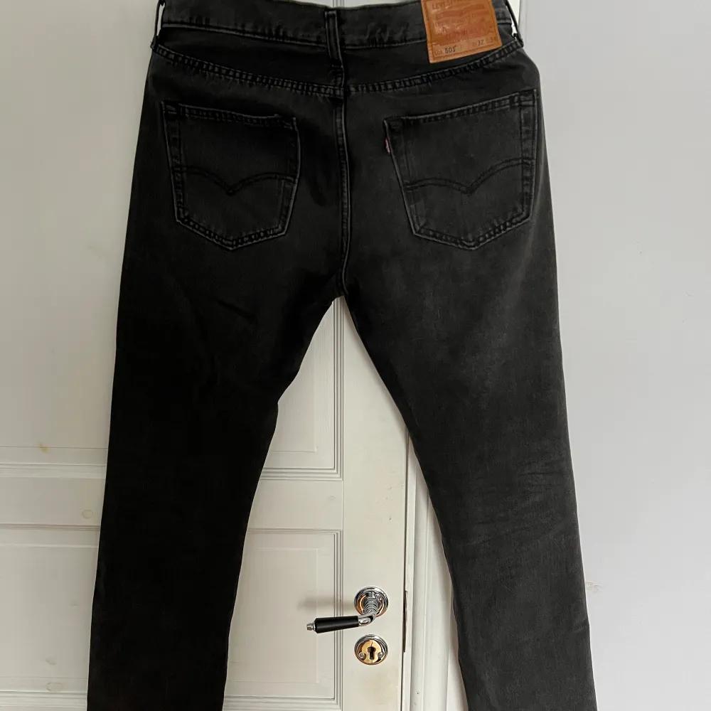 Säljer dessa svarta/mörkgrå Levis jeans i modell 501, okej skick!  W32/L34. Jeans & Byxor.