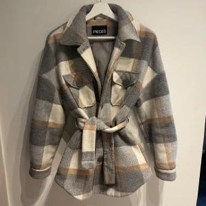 Kort kappa / Jacka - Saknas spänne till midjebandet 🩶