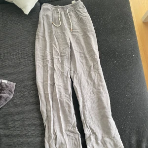 Grå linnebyxor  - Supersköna grå linnebyxor från zara. Storlek xs men de är stora i storleken så S eller till och med M🙌