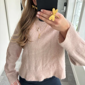 Rosa stickad tröja - Säljer denna super fina stickade tröjan i Mohair tyg. Strl L, men sitter mer som S/XS. Pris kan diskuteras vid snabb affär.💕💕