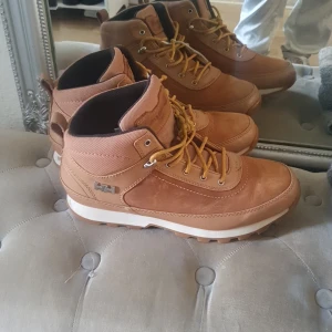 Helly Hansen  - Bruna hellt hansen boots i st 43 utan innersula fint skick