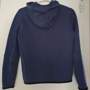 Nike tech fleece  - En liten skada i fickan som ni ser på bilden. Kan ta emot bytte.