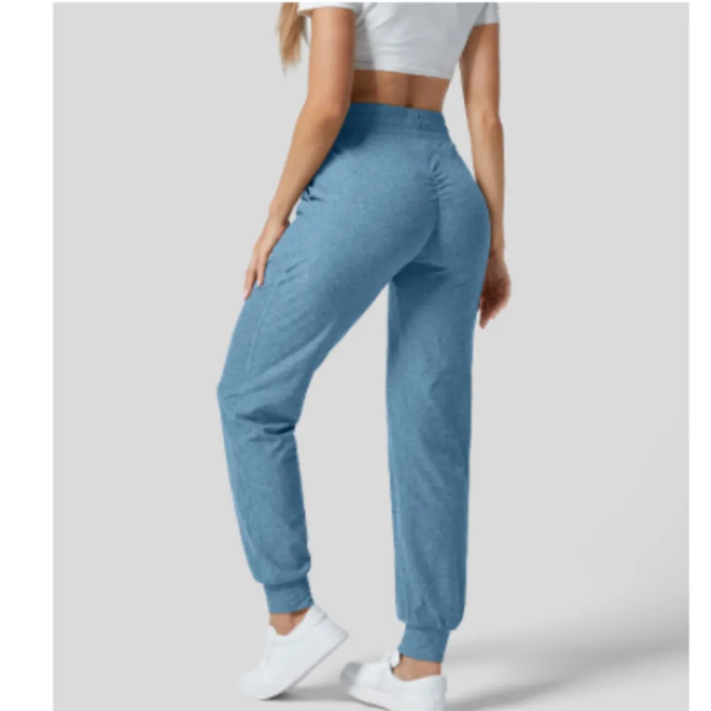 Super sköna och snygga joggers från Halara, köpte tre par men bestämt mig för att sälja ett par för jag behöver pengarna. Nypris: 375 kr . Jeans & Byxor.