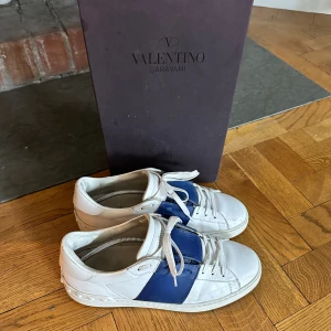 Valentino Open  - Valentino open storlek 43 men skulle säga passa 43,5-44 också Cond 7/10 se bilder box och kort finns📦  Bara att fråga om det är något! :)