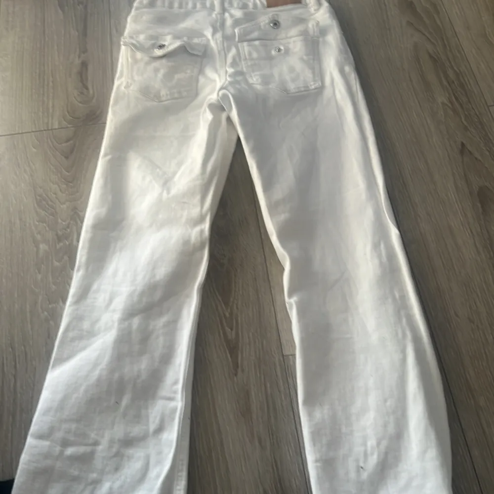 Ett par vita jeans som kommer från Gina med fickor där bak.. Jeans & Byxor.