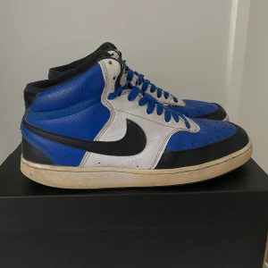 Jordan 1 Mid - Ett par Nike Court Vision Mid Next Nature som tyvärr är för små. Skorna är vält använda men i ganska bra skick. De är köpta på Nike och nypriset ligger runt 1,100kr.