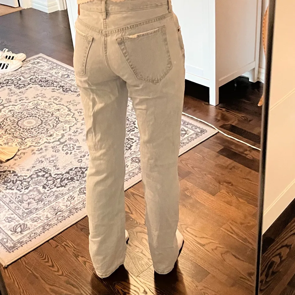 Low waist jeans från bik bok. Storlek W26 L32. Jag är 174cm lång. Jeans & Byxor.