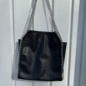 Tiamo väska - Säljer min svarta Tiamo väska då jag vill köpa en annan. Knappast använd. Super bra med plats och inga defekter. Nypris 599kr