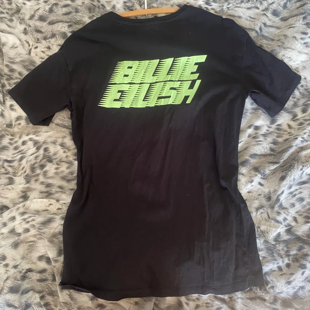 Svart billie eilish t-shirt med grön blohsh! Superbra skick bortsett från att trycket är lite ”sprucket”.. T-shirts.