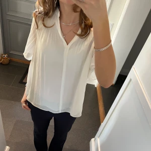 Vit trekvartsärmad blus - Vit kortärmad blus från H&M i storlek M. Fint skick. Använd gärna köp nu!