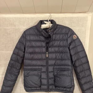 Moncler jacka - Säljer nu den superfina moncler jacka då jag inte använder den längre! Superfint skick och perfekt nu till våren. QR kod finns som visar att den är äkta, köpt här på plick🩷 kom privat för mer bilder, pris kan diskuteras vid snabb affär! 