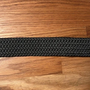 Flätat bälte  - Säljer det här nya och oanvända flätade bältet. Hela bältet bortsett från metallbiten är ca 97 cm långt, men kan stretchas ut till en större storlek. Pris: 69 kr