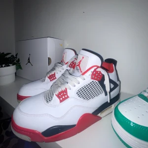 Jordan 4 - Säljer nu mina Jordan 4or i använt skick! Eu 43 R€P!!