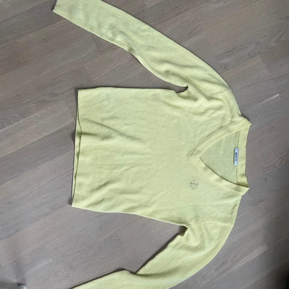 Super söt  pastell-gul tröja perfekt för våren! Den är i ett super bekvämt material (troligtvis något blandat) och säljs inte längre.. Toppar.