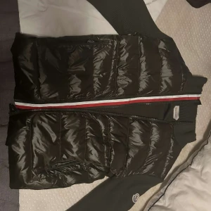 Moncler jacka  - Storlek M. bra kvalite samt sällsynt. Bra för nuvaranade väder höst/sommar. Pris kan diskuteras!!