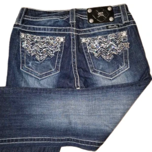 MISS ME JEANS - Miss Me jeans i modellen ”signature/boot” midjemåttet rakt över är 38cm. Ytterbenet 105cm och innerbenet 86cm. Jeansen är som nya. Kontakta vid intresse!