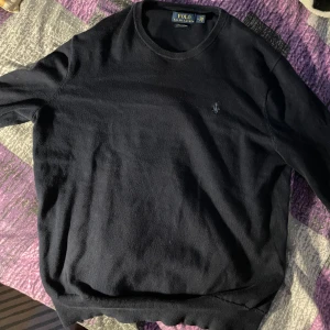 Polo stickad tröja - mörkblå - Säljer den då jag inte använder den längre. Produkten är i bra skick, färg: mörkblå. Priset kan diskuteras vid snabb affär!