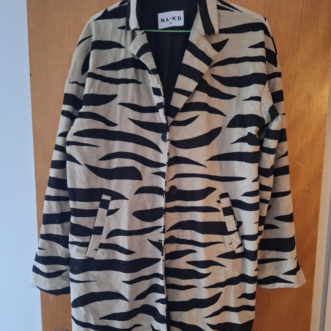 Mönstrad kappa jacka från NA-KD