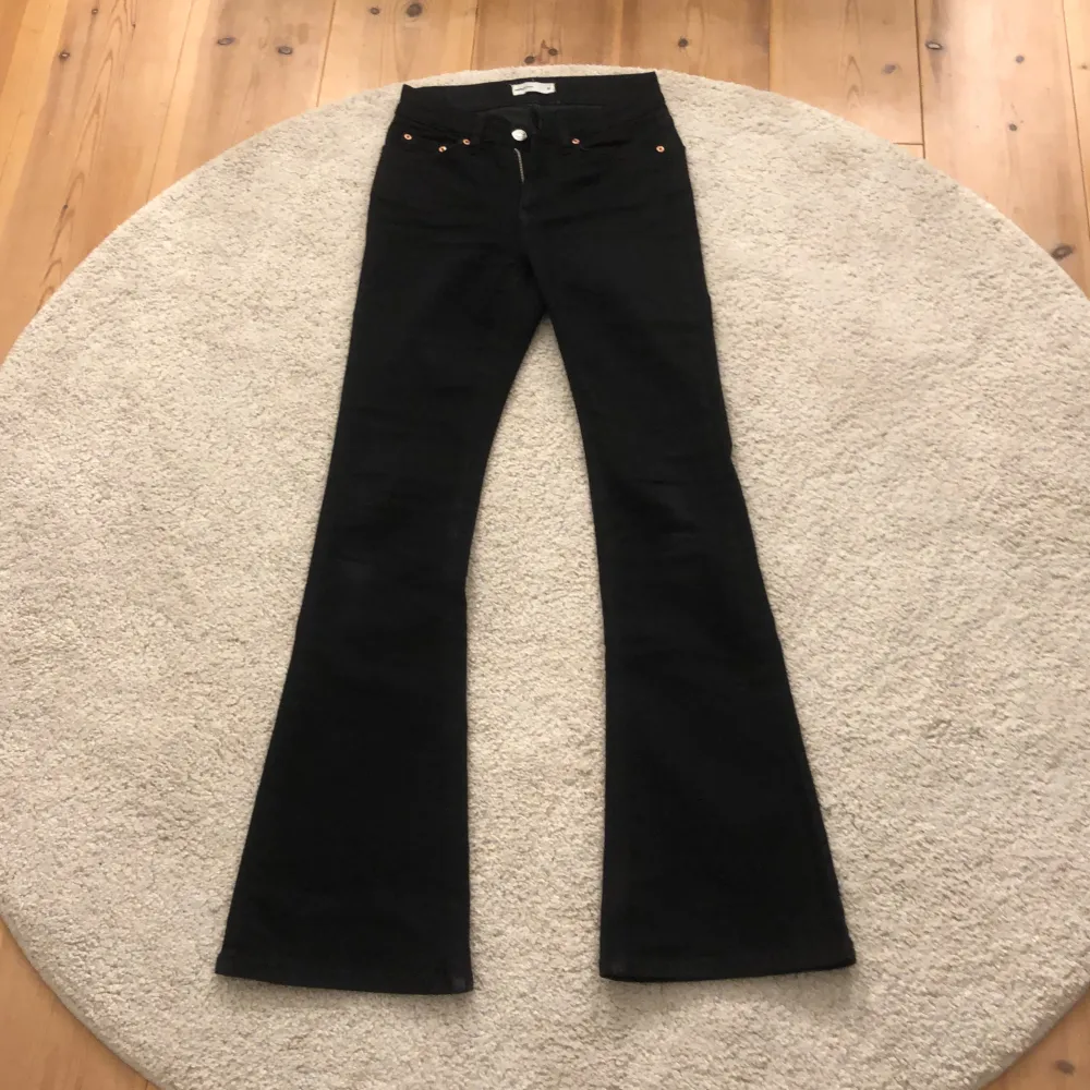 Säljer ett par svarta jeans från Gina pga att jag inte använder de längre, de är aldrig använda så de är i topp skick! 💕. Jeans & Byxor.