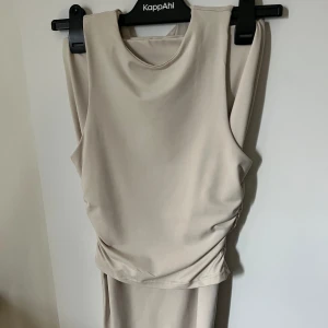 Kjol med topp - Båda är i strl S