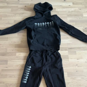 Ny Trapstar decoded tracksuit 2.0 - Säljer den för att jag inte gillar den längre. Helt ny inte använd, storlek M. 