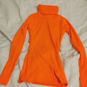 Turtle neck - Neon orange turtle beck från prettylittlething. Aldrig använd. Storlek S. Stretchigt material 