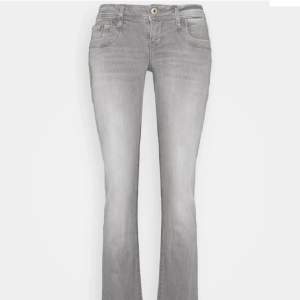 Säljer mina grå ltb valerie jeans då de inte kommer till användning och för att jag tycker de är lite för stora🥰Lite slitna längst ner (sista bilden), men inget som märks när man har på sig dem då de är så långa❤️!!Lånade bilder!!
