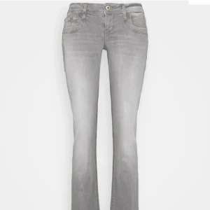 Grå ltb jeans - Säljer mina grå ltb valerie jeans då de inte kommer till användning och för att jag tycker de är lite för stora🥰Lite slitna längst ner (sista bilden), men inget som märks när man har på sig dem då de är så långa❤️!!Lånade bilder!!