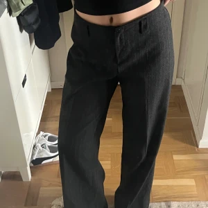 Pinstripe byxor - Otroligt snygga vintage kostymbyxor som tyvärr är alldeles för stora för mig, både i längden och midjan. 