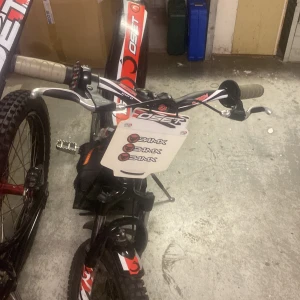 El cross/oset 16 - Den fungerar super går i 40 typ rolig o åka o trixa med. En helt ny kostar mellan 16-20 tusen.