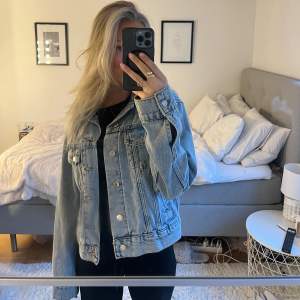 Jeans jacka ifårn H&M perfekt nu till våren eller sommarkvällar!!! Fint skick💕💕 stl XS köpt för 500kr