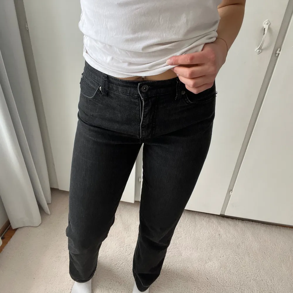 Svarta raka jeans. Jätte sköna, stretchiga och lång i benen. Använd fåtal gången.. Jeans & Byxor.