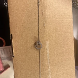 Armband edblad - Köpt 2022 för 499 kr på Åhléns. Gjort i rostfritt stål och inga synliga defekter.