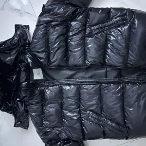 Hej säljer min nya jacka i storlek xl, har använt den bara i några få dagar men den passar inte mig så jag säljer den för bara 1500kr. Pris kan diskuteras!