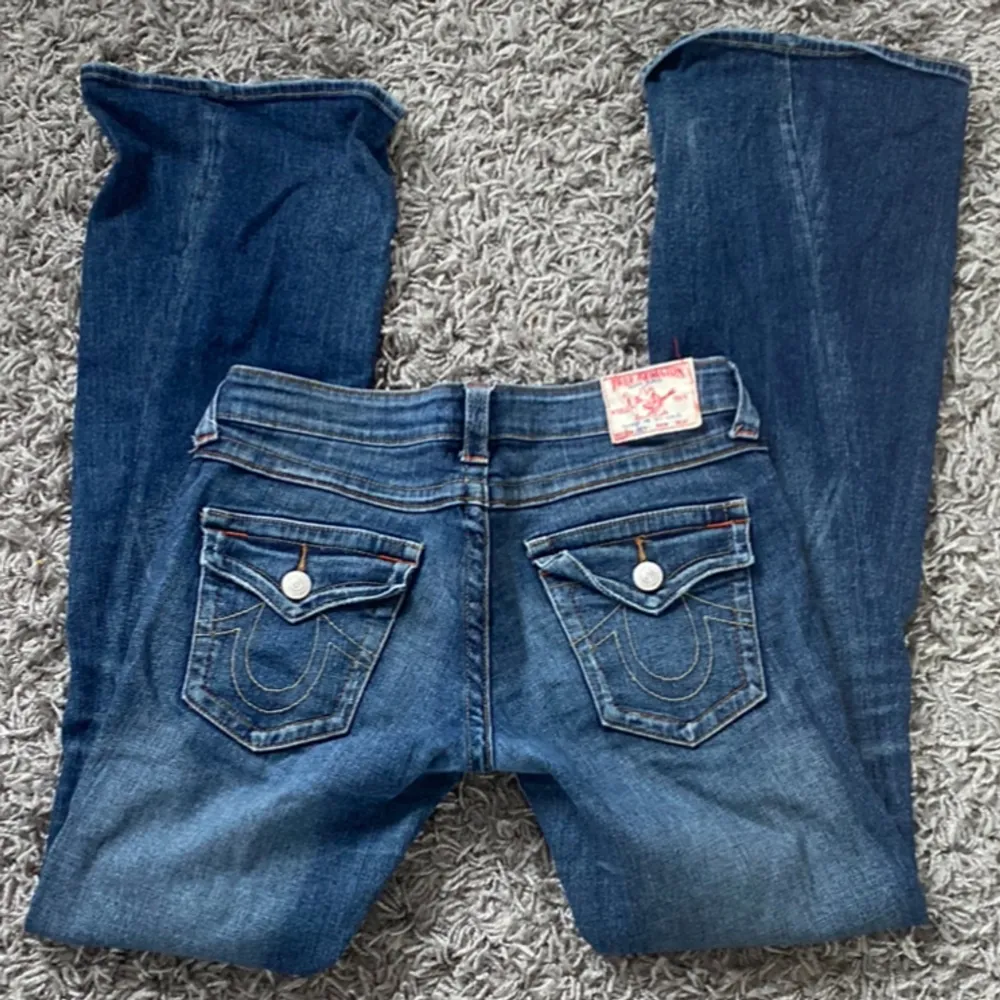 Säljer dessa fina lågmidjade true religion jeansen eftersom dem tyvärr är för stora på mig, midjemått rakt över 41 cm och innerbenslängden 83 cm, skriv om du har några frågor!!💕💕💕🩷🩷🩷🩷💕💕💕💕. Jeans & Byxor.