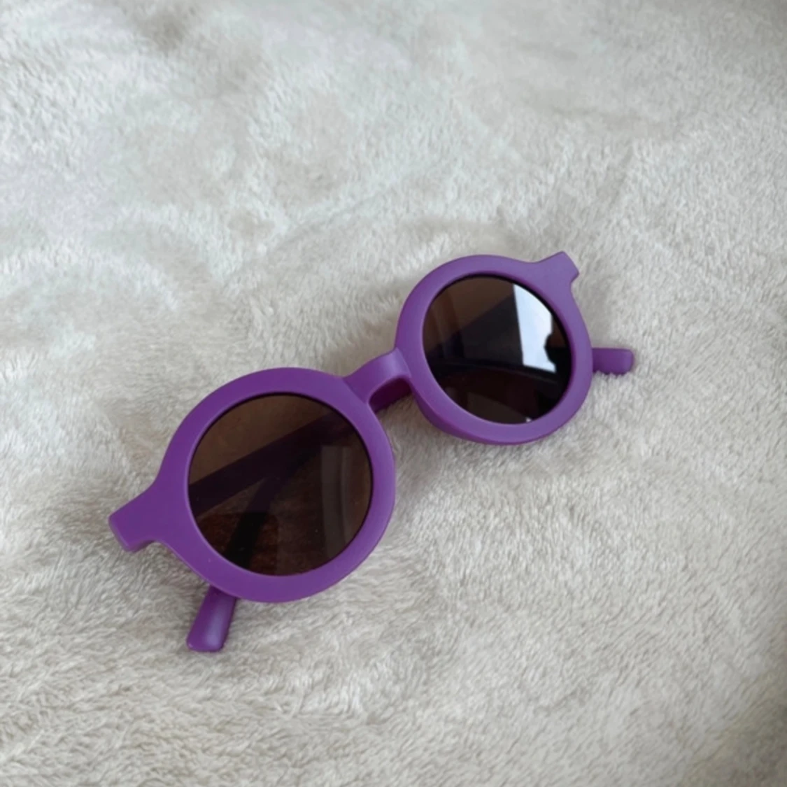 Runda lila solglasögon till barn från babyshop