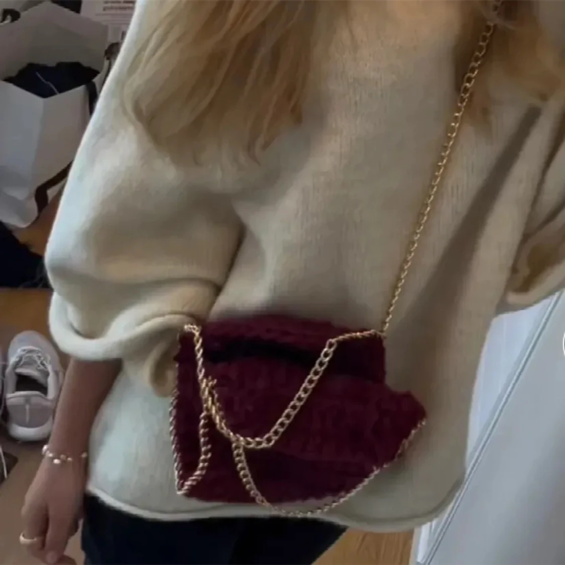 Vinröd stickad väska