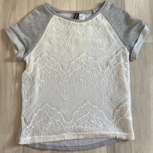 T-shirt -  jättefin grå t-shirt med vit blommig spets💗 Jättebra skick!