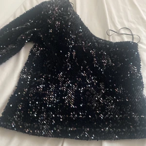 Festtröja - Inget fel på den  Som nt  Använd 2 gånger  Jag som har Xs/S passar på mej Pris kan diskuteras ❤️