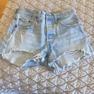Säljer dessa skitsnygga jeansshorts shorts från Levis som tyvärr har blivit för små för mig. Stolek 24 men passar stolek 32 eller xs. Fint skick💕