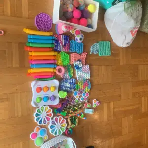 Fidget toys i bra skick lådorna ingår i priset! 