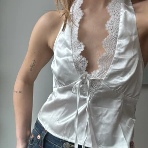 Oanvänd topp med knyt i ryggen  - Från Sunfere, superfin knyts enkelt i nacken med fina satinband 🌸 jeansen också till salu fixar alltid paketpris