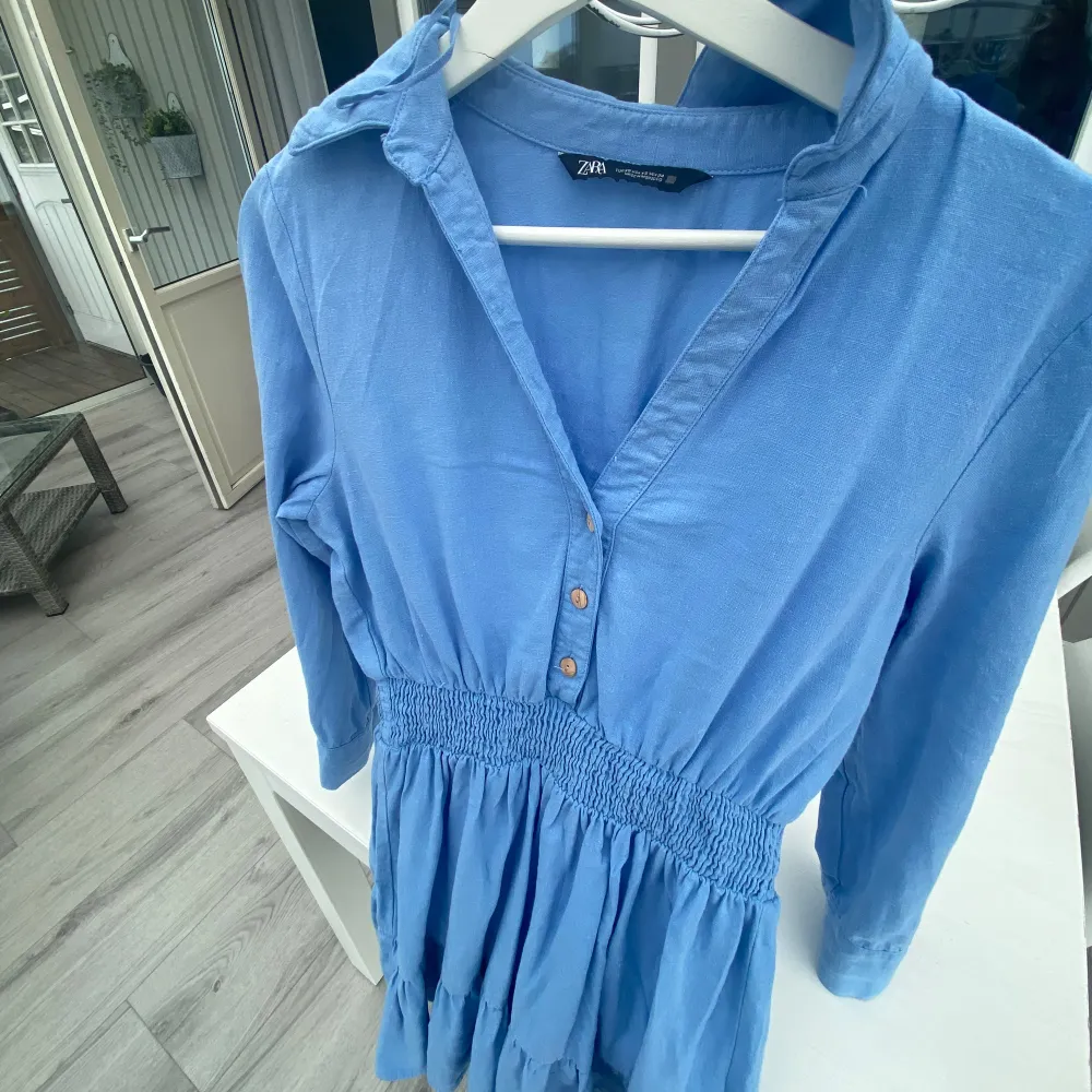 Säljer denna supergulliga blåa klänningen ifrån Zara pågrund av att den är för liten. Den är i stl xs och är bara använd ett fåtal gånger.💙 Köpt för 399kr.. Klänningar.