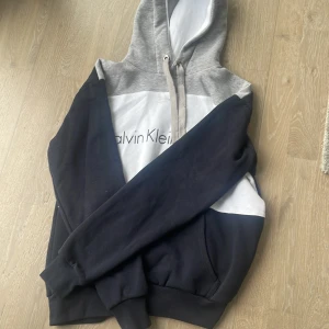  Cevin Klein Hoodie - Storlek: S Skick: bra! Frakt: 49kr
