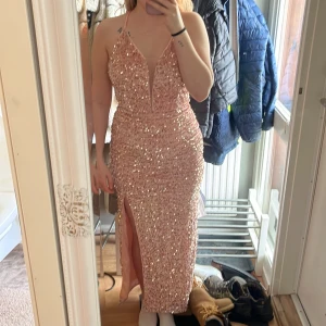 Balklänning - Rosa glittrig balklänning. Har en i S och en i Xs så två stycken säljs. Fint skick och inte använda 