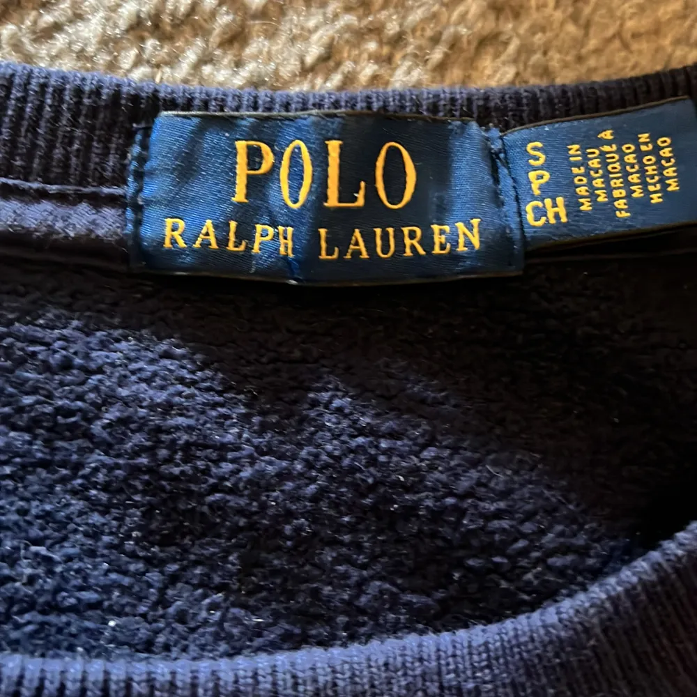 Hej jag säljer denna Ralph lauren tröja som jag köpt i höst. Den är storlek S men den passar även för M. Skriv gärna om ni har frågor om tröjan eller om ni är intresserad:)  Pris kan pratas om.. Hoodies.