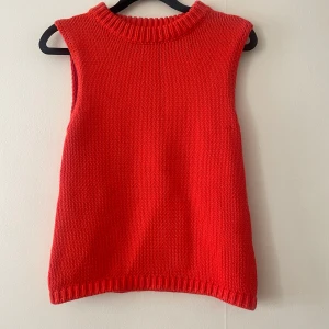 Tröja från Zara - En superfin armlös stickad tröja från Zara som inte säljs längre på deras hemsida eller i butik. Inköpspris: 299kr Försäljningspris: 180kr Storlek: Xs. Passar även S då den inte är tajt